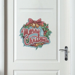 Détail d'autocollant Merry Christmas avec feuilles de houx et cloches dorées sur porte