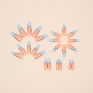 Faux ongles French manucure bleu clair avec paillettes de forme cercueil long