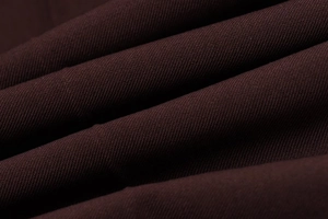 Macro d'un tissu textile marron café avec armure sergé fine et une texture épaisse