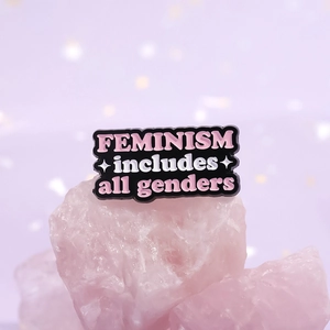 Feminismus-Emaille-Anstecknadel auf rosa Quarzstein für soziale Gleichheit