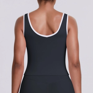 Détail du dos en U profond et liseré blanc contrasté sur débardeur de sport noir