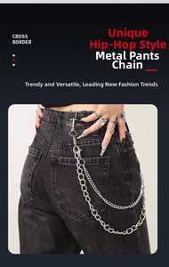 Detail der silbernen doppellagigen Punk-Hosenkette mit Metallgliedern und Haken