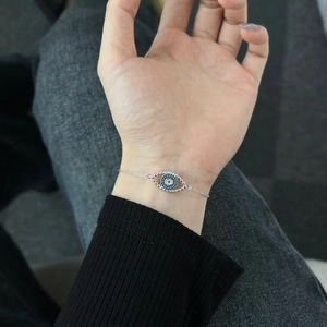 Nahaufnahme von S925 Sterling Silber Evil Eye Armband mit blauem Zirkon auf dem Handgelenk