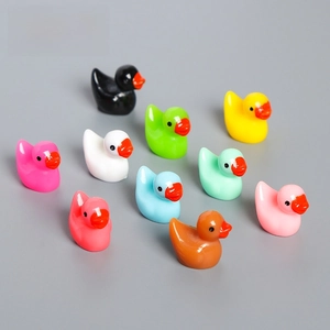Bunte Mini-Enten aus Harz in verschiedenen Farben mit Hochglanz-Finish und glatter Textur