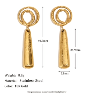 Boucles d'oreilles géométriques en acier doré avec mesures et détails de taille