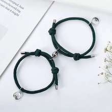 Dettaglio dei bracciali magnetici per coppie a cuore con corde intrecciate e chiusura
