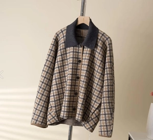 Gros plan du cardigan en laine mélangée à carreaux rétro avec boutons foncés et col gris