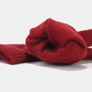 Gros plan sur la texture tricotée rouge de qualité supérieure et les fibres de laine