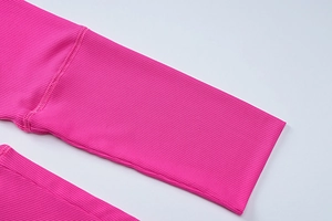 Gros plan sur la texture en tricot côtelé rose rouge avec rayures verticales et élasticité