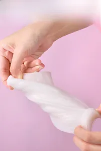 Durable and flexible silicone mold showing high elasticity through a manual twist test