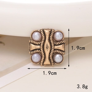Macro shot of 1.9cm vintage pearl shoe charm featuring golden finish and 3.8g weight