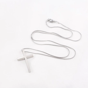 Collier avec pendentif croix argenté minimaliste et chaîne serpent en acier poli