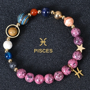 Dettaglio del bracciale con perline Pesci con pietre naturali e ciondoli a stella