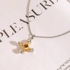 Collier croix bicolore en or 18 carats et acier inoxydable avec pierre oeil de tigre