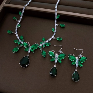 Detail eines silbernen Schmetterlings-Schmucksets mit grünen Zirkonia in einer Box