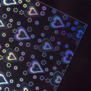 Holografische Herz und Blumen Nagelaufkleber mit Regenbogen-Laser-Effekt auf Schwarz