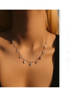 Gros plan du collier choker en argent S925 avec des pendentifs en zircon goutte d'eau