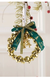Detail eines goldenen Weihnachtsglocken-Kranzes mit grünen Bändern und Deko