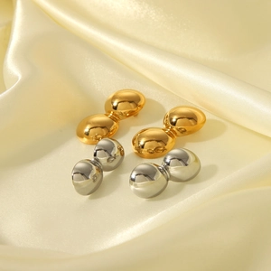 Boucles d'oreilles en or et argent poli sur fond de soie jaune douce