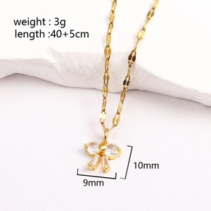 Vue détaillée du pendentif papillon doré avec oxydes de zirconium et ses dimensions