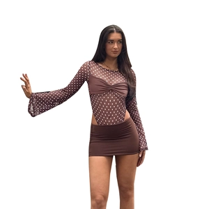 Ensemble body transparent à pois marron à manches longues et mini-jupe assortie