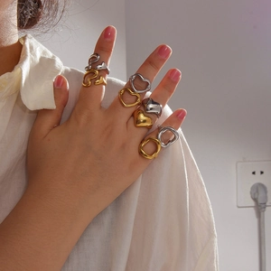 Minimalistische set open ringen met hartjes en geometrische vormen in goud en zilver