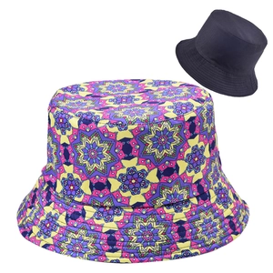 Detalle del vibrante estampado de mandala y lona azul marino del sombrero de sol reversible