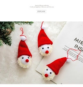 Dreiteiliges Set gestrickter Weihnachtsmann-Anhänger mit roten Mützen und Plüschbart