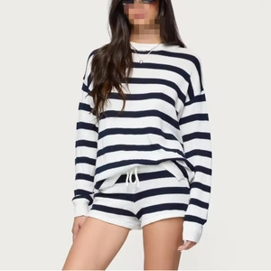Set due pezzi in maglia da donna con top a righe bianche e nere e pantaloncini con coulisse