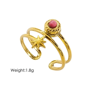 Dettaglio di un anello regolabile dorato con motivo a stella e pietra rosa, peso 1,8 g