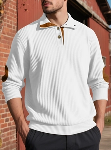 Détail du polo en tricot blanc avec patchs aux coudes bruns et col contrasté élégant