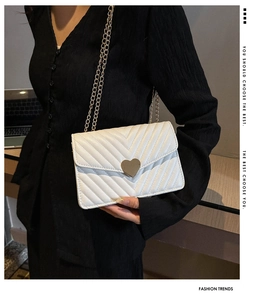 Elegante borsa a tracolla bianca con motivo trapuntato a V e chiusura a cuore dorata