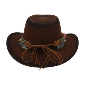 Détail d'un chapeau de cowboy en feutre marron avec perles et bande à glands