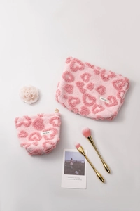 Détail de trousses de maquillage en peluche rose avec motif cœur en lot de deux