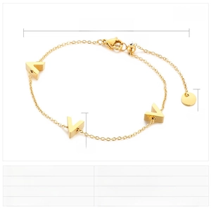 Detail of adjustable gold-plated stainless steel bracelet with three V-shaped pendants