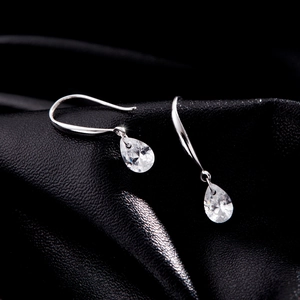 Boucles d'oreilles élégantes en argent S925 avec zircons en forme de poire sur cuir noir