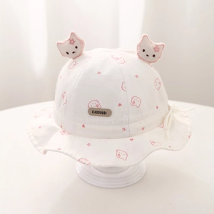 Détail d'un chapeau de soleil bébé avec imprimés chats roses et oreilles 3D