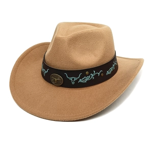 Détail d'un chapeau de cowboy en laine camel avec bandeau en cuir brodé cactus et taureau