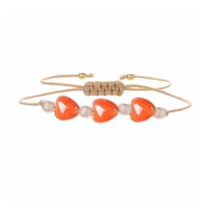 Bracelet tressé fait main avec cœurs en céramique orange et perles blanches sur cordon