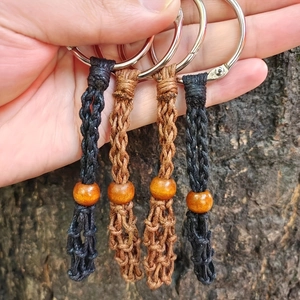 Lot de quatre porte-clés tressés faits à la main en noir et marron avec perles en bois