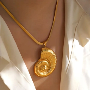 Collier avec pendentif coquillage doré et chaîne serpent pour femme style épuré