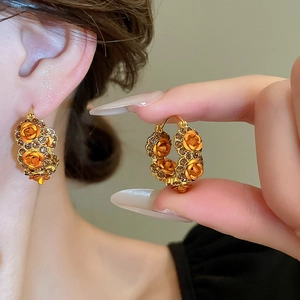 Boucles d'oreilles créoles roses dorées rétro avec zircons et design floral chic