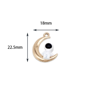 Vue détaillée du pendentif astronaute lune avec dimensions de 18 mm par 22,5 mm