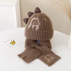 Détails du tricot de l'ensemble bonnet et écharpe dinosaure marron avec broderie