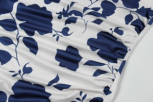 Detail des blauen Blumendrucks auf Satinstoff mit elegantem gerafftem Gummibund-Design