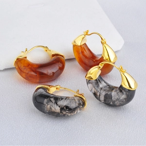 Retro amber and marble resin C-shaped hoop earrings with gold metal accents