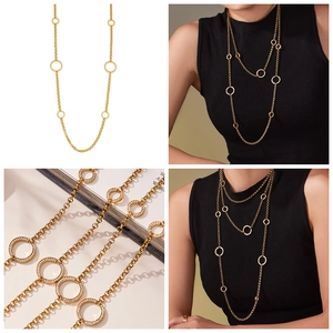Detailansicht der langen goldenen Edelstahl-Halskette mit Zirkonringen im Doppel-Lagen-Look