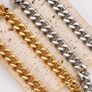 Set di quattro catene punk in acciaio inossidabile oro e argento su base in pietra