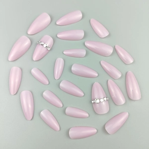 Unghie finte lunghe a mandorla rosa nude con finitura lucida e decori in strass
