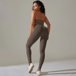 Détail de l'ensemble de yoga sans couture avec dos nu et texture côtelée extensible